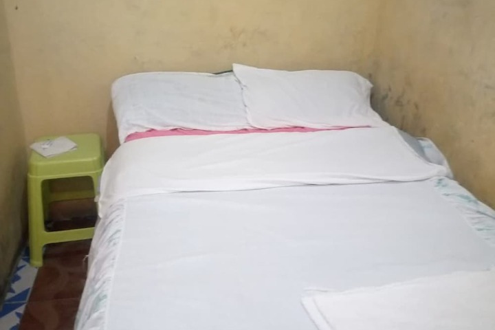 Room 7 of 12