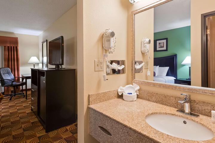 2 Queen Beds High Speed Internet Accessible Pillowtop Bed Microwave and Refrigerator Full Breakfast (5 of 11)