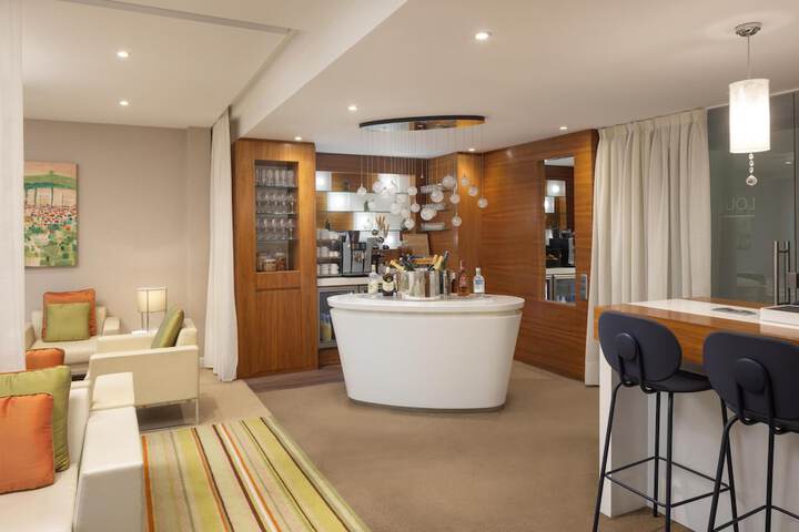 Lounge 109 of 119