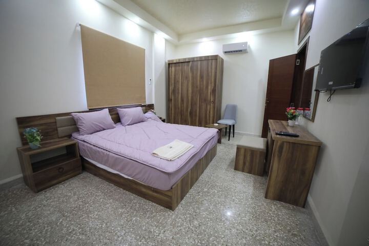 Room 6 of 9