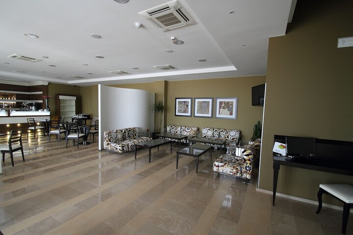Lounge 26 of 35