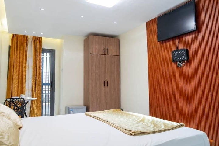 Room 8 of 34