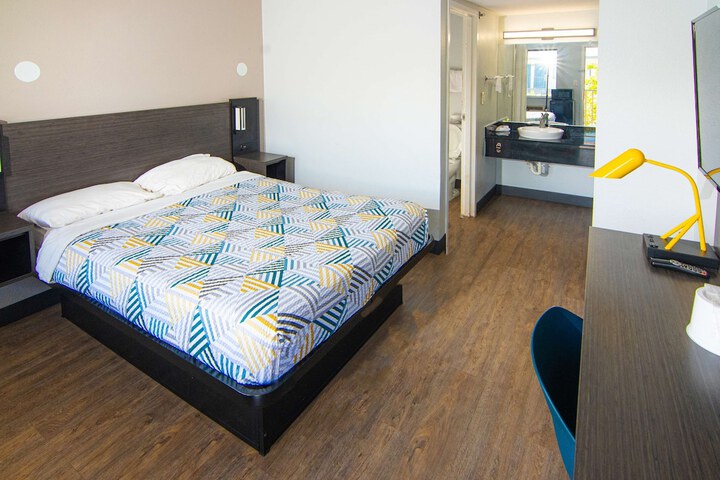 1 Queen Bed (9 of 21)