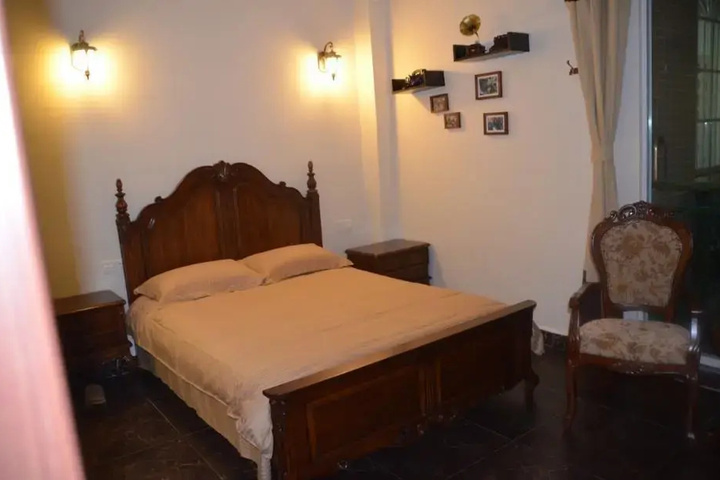 Room 5 of 11