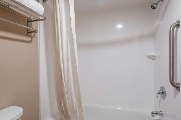 1 Queen Bed High Speed Internet Accessible Coffee Maker, Hairdryer Iron and Ironing Board Continental Breakfast (9 of 13)