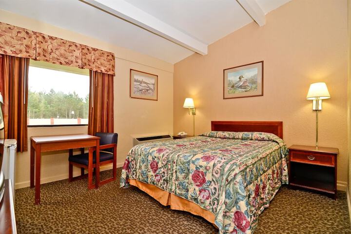 1 King Bed (3 of 4)