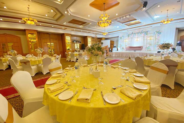 Ballroom/Hall 32 of 38