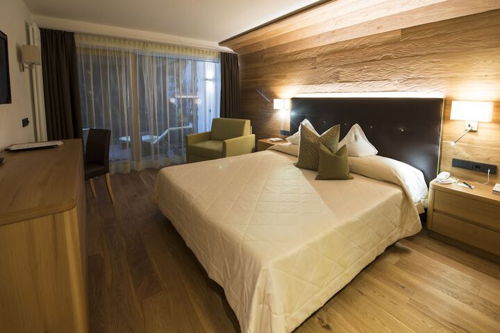 Room 5 of 100