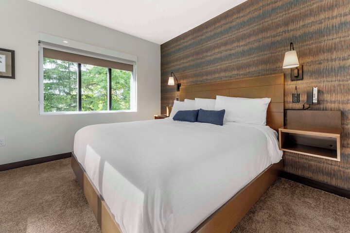 1 King Bed (4 of 17)
