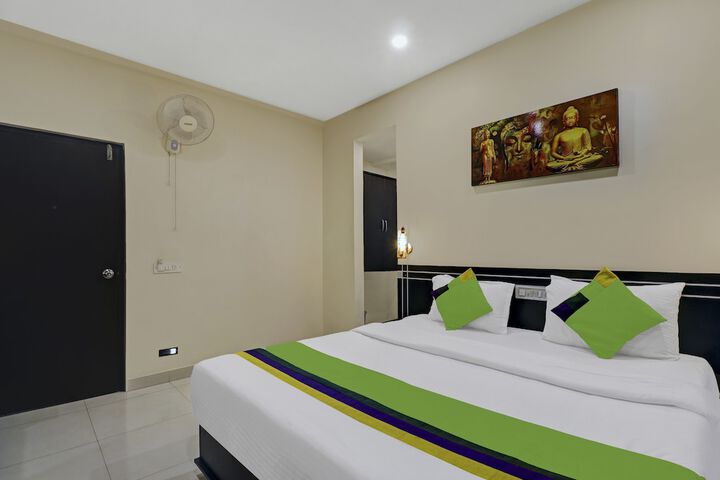 Room 12 of 37