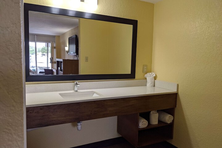 1 Queen Bed (6 of 18)