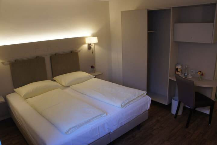 Room 4 of 94