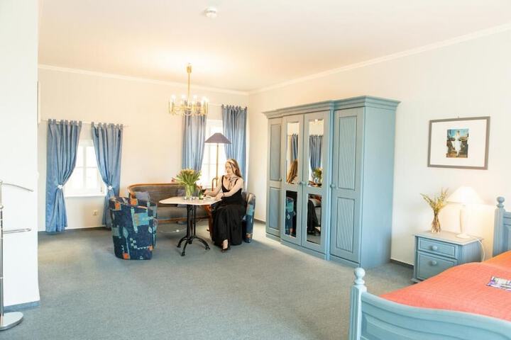 Room 3 of 28