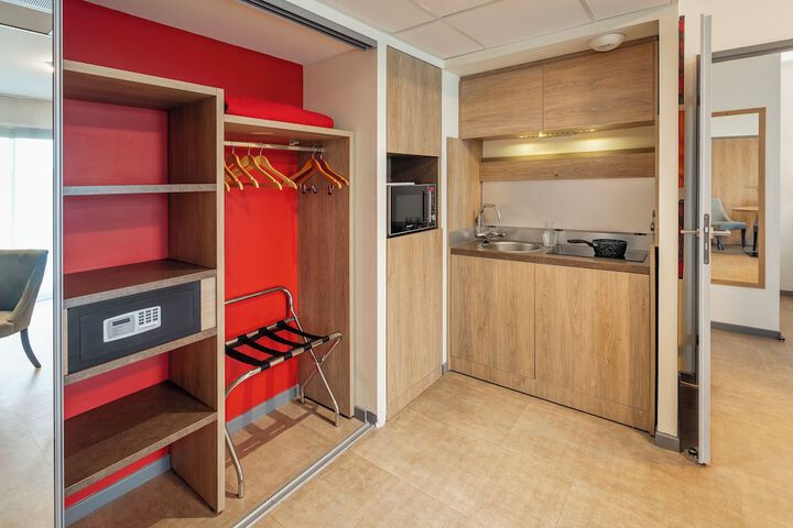 Room 16 of 33