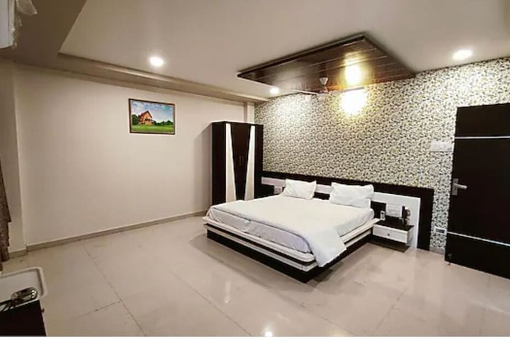 Room 4 of 10