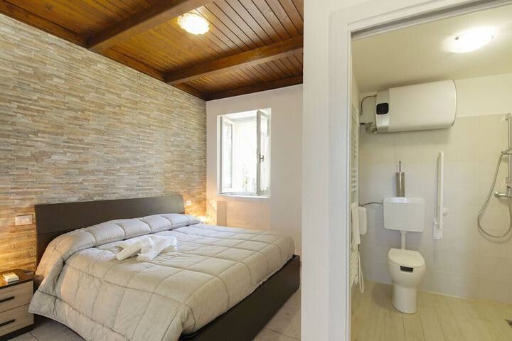 Room 3 of 102