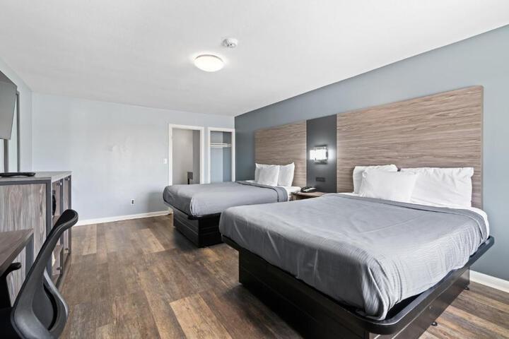 1 Queen Bed (5 of 12)