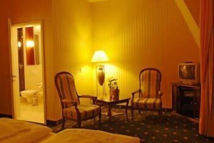 Room 8 of 35