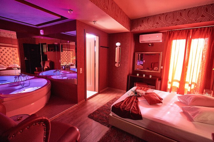 Room 9 of 33