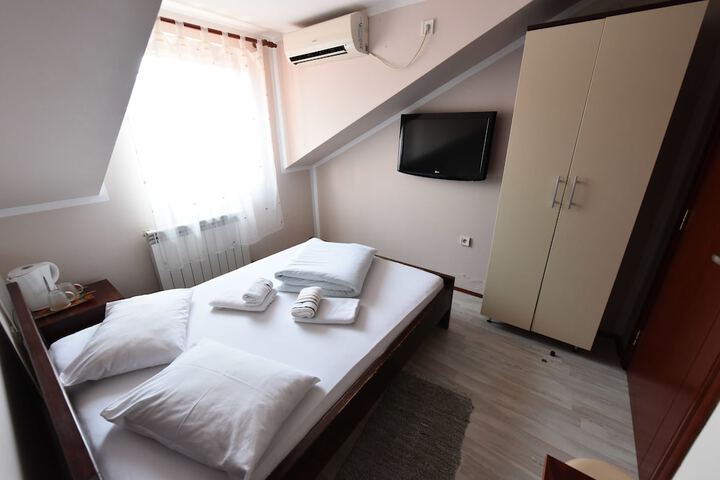 Room 32 of 68