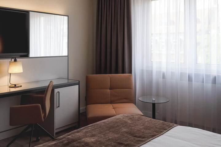 Room 6 of 28