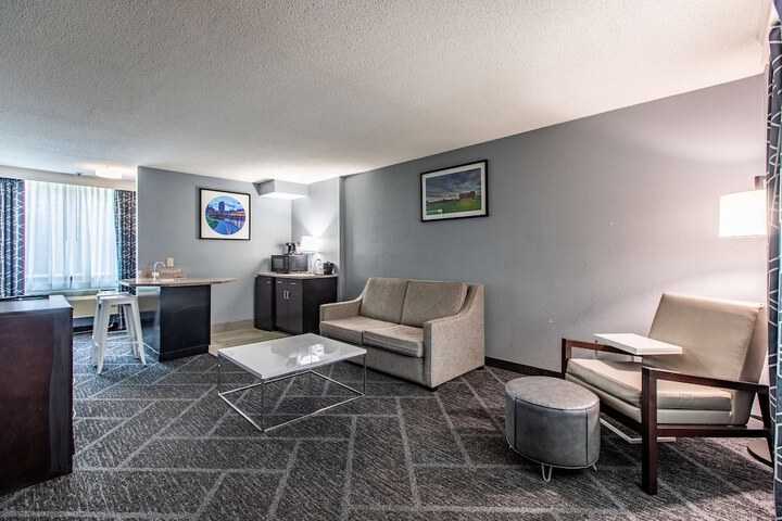 2 Queen Beds Executive Room Living Room Wet Bar Microwave and Refrigerator Bath and Shower Full Breakfast (11 of 34)