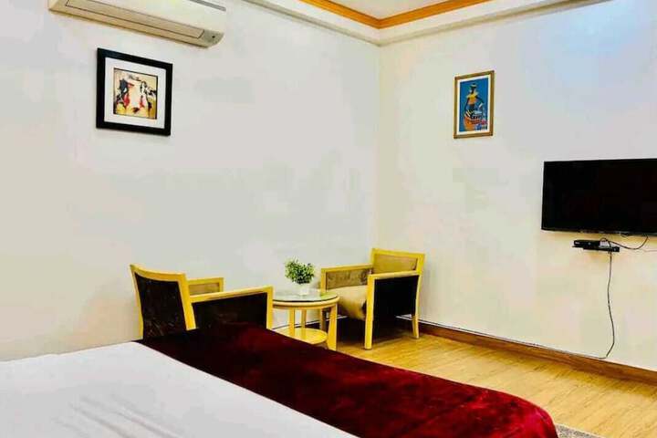 Room 4 of 27