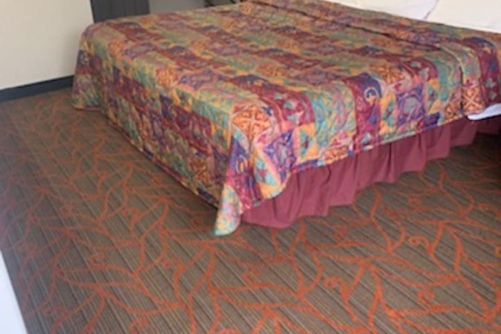 1 King Bed (4 of 6)