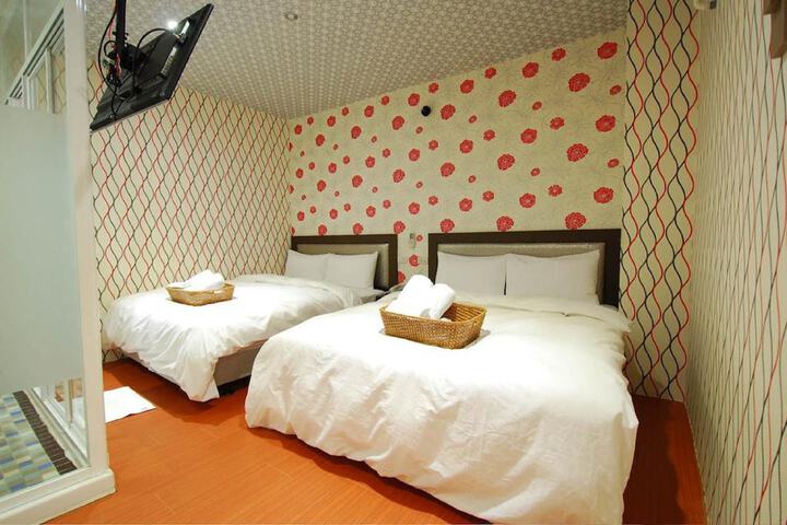 Room 5 of 16