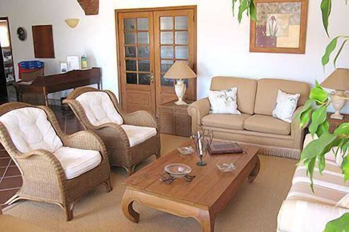 Lounge 37 of 60