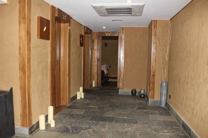 Ballroom/Hall 32 of 34