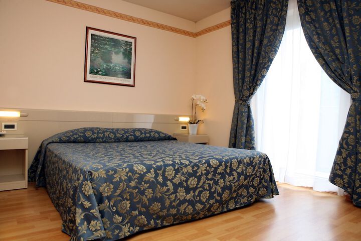 Room 8 of 42