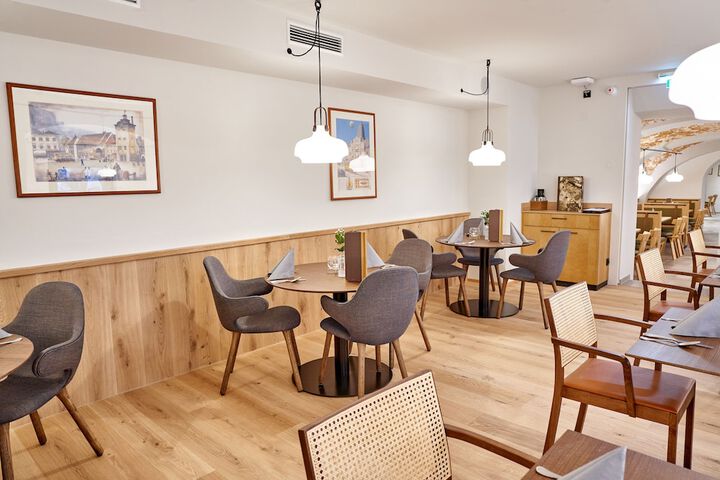 Dining 34 of 46
