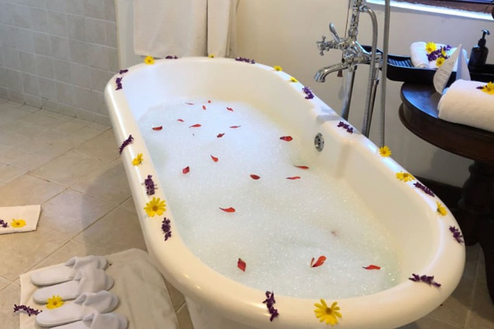 Deep soaking bathtub