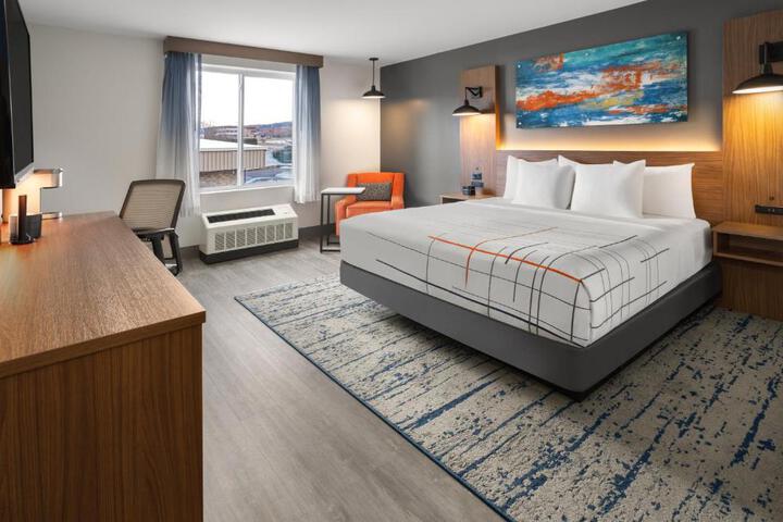 1 King Bed (1 of 7)