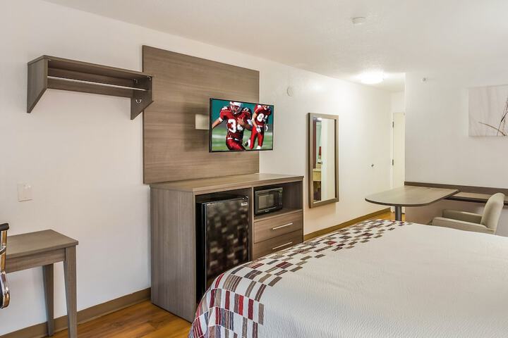 Standard 1 King Bed (3 of 13)