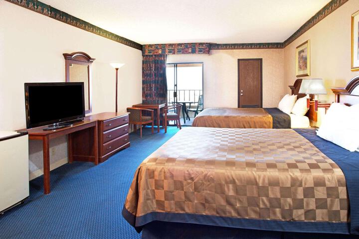 2 Queen Beds (9 of 10)
