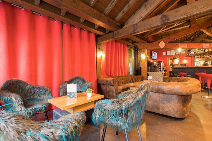 Lounge 54 of 80