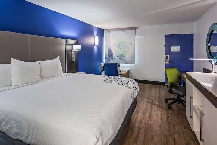 1 King Bed Microwave and Refrigerator Flat Screen Television High Speed Internet Accessible Coffee Maker Full Breakfast (10 of 13)