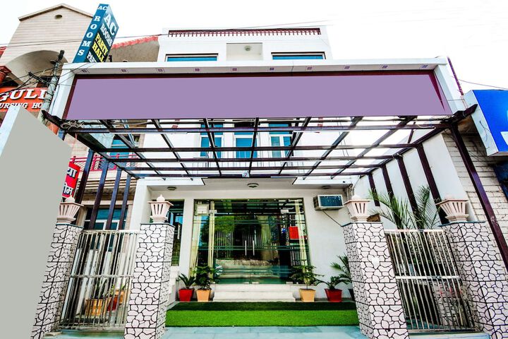 HOTEL MUBARAK BY OYO ROOMS