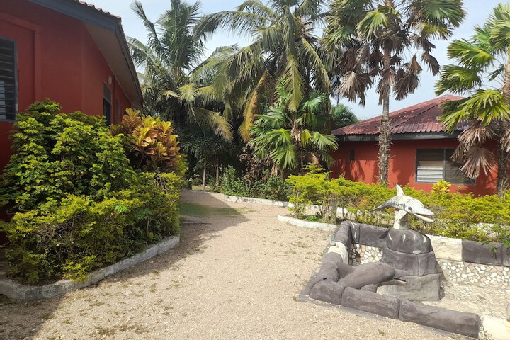 Hotel Exterior 12 of 18