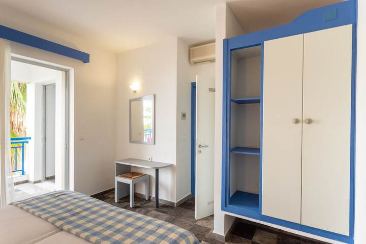 Room 4 of 65
