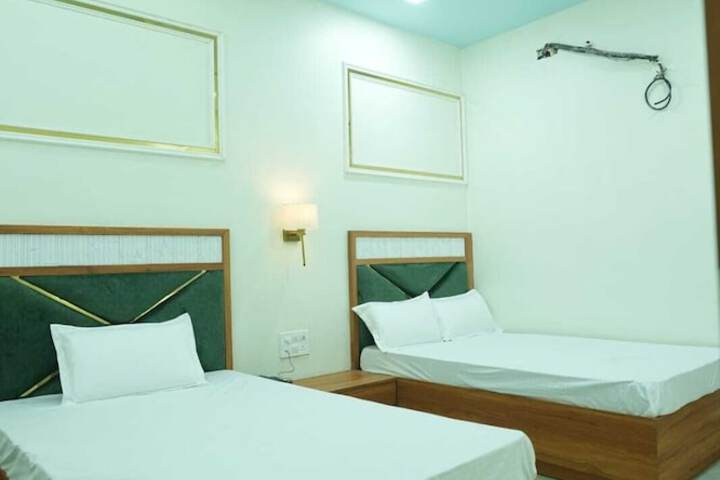 Room 9 of 28
