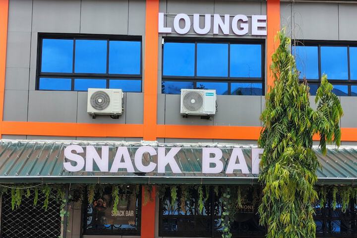 Lounge 77 of 99