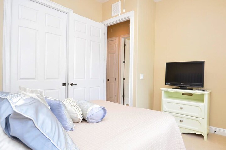 Room 33 of 108