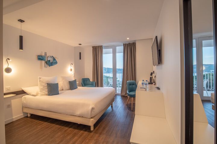 Room 7 of 32