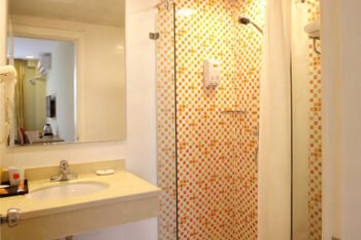 Room 5 of 8