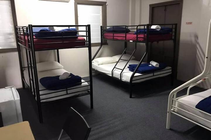 Room 9 of 28