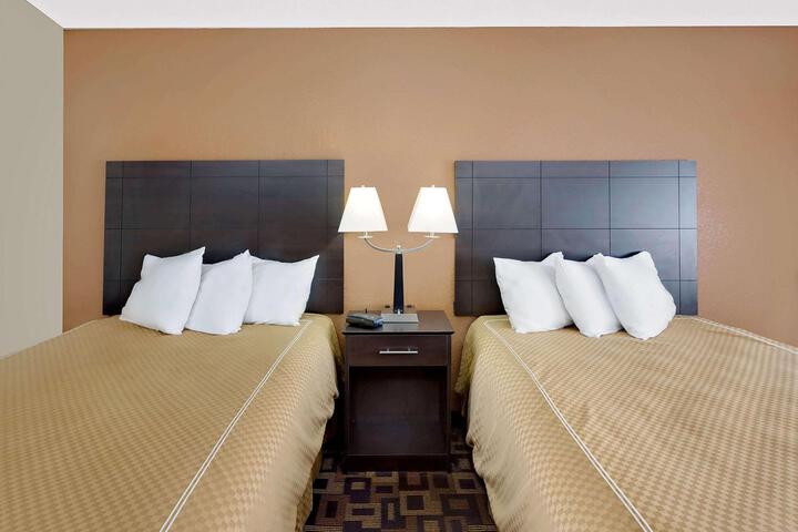 1 Queen Bed (7 of 7)
