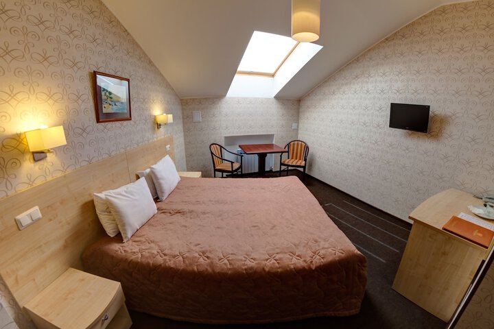 Room 8 of 124